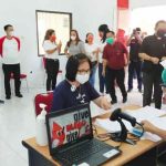 >> Pemeriksaan tim medis bagi calon pendonor.