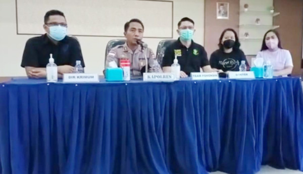>> Tim Forensik Polda Sulut saat menggelar konferensi bersama Kapolres Sangihe, pada Senin (14/6) pagi.