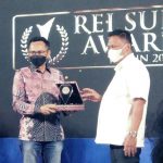 >> Gubernur Sulut, Olly Dondokambey (kanan ) saat menyerahkan piagam penghargaan kepada CEO BRI Kanwil Manado, John Sarjono (kiri).