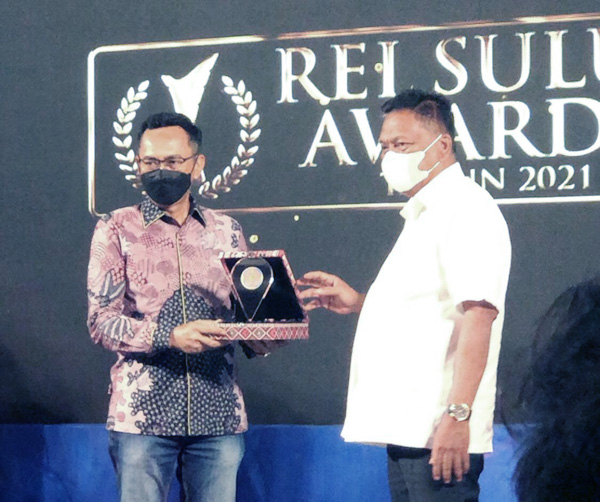 >> Gubernur Sulut, Olly Dondokambey (kanan ) saat menyerahkan piagam penghargaan kepada CEO BRI Kanwil Manado, John Sarjono (kiri).