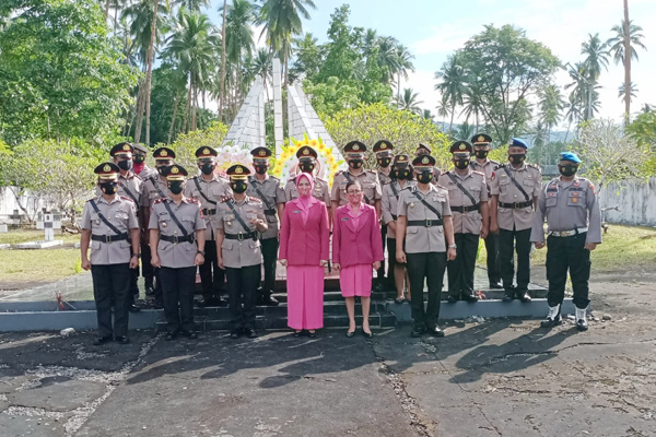 >> Jajaran Polres Sangihe ziarah ke TMP Tahuna.