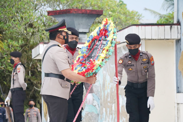 >> Kapolda meletakkan karangan bunga di TMP Kairagi.