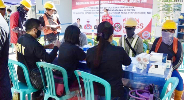 >> Karyawan PTPP Bendungan Lolak, saat jalani tes urine.