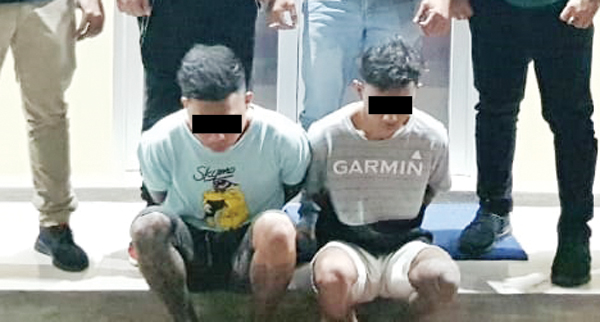 >> Kedua pelaku digiring ke Mapolresta Manado.