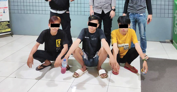 >> Ketiga remaja saat diamankan di Mapolresta Manado.
