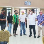 >> Ketua Umum KONI Sulut, Steven Kandouw bersama Pelatih Tim PON Sulut dsaat tengah pelaksanaan vaksinasi Covid-19.