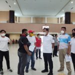>> Ketua Umum KONI Sulut, Drs Steven Kandouw saat memantau Vaksinasi Covid-19 atlet dan pelatih Pelatda PON.