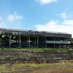 >> Kondisi stadion gelora ambang saat ini sangat memprihatinkan.