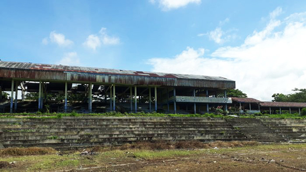 >> Kondisi stadion gelora ambang saat ini sangat memprihatinkan.