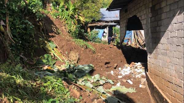>> Satu rumah yang mengalami kerusakan karena longsor.