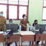 >> Femmy saat memantau pelaksanaan PPDB Online.