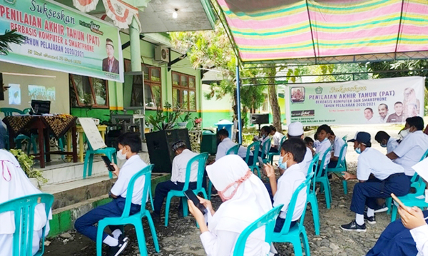 >> Para Siswa MTsN 1 saat mengikuti PAT berbasis IT.