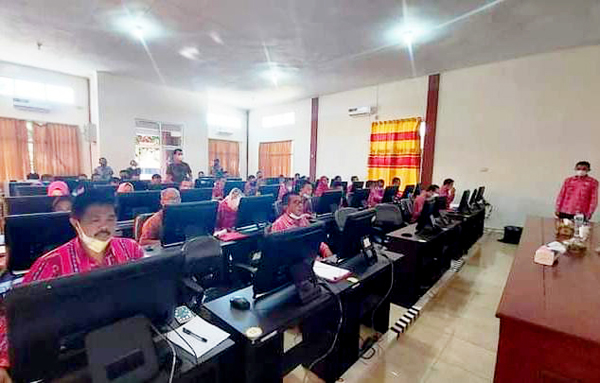 >> Para peserta lelang jabatan eselon II Pemkab Bolmong, saat ikut tes penyusunan makalah.
