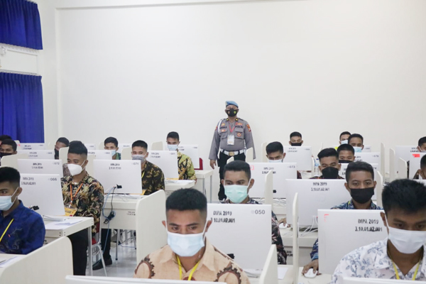 >> Para peserta ujian akademik.