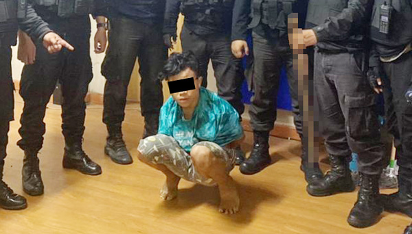 >> Tersangka diamankan bersama barang bukti senjata tajam.