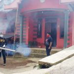 >> Penyemprotan insektisida yang dilakukan petugas Dinkes Sitaro di wilayah Tagulandang.(ist)