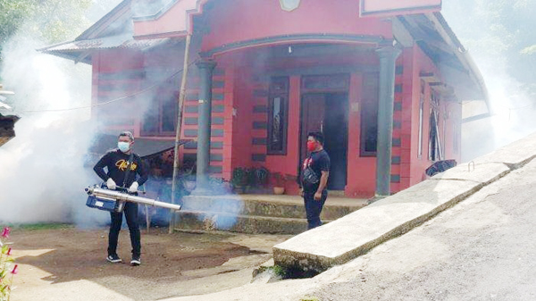 >> Penyemprotan insektisida yang dilakukan petugas Dinkes Sitaro di wilayah Tagulandang.(ist)