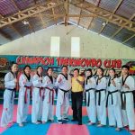 >> Prof DR dr. James Tangkudung didampingi Ferry Ingkiriwang berpose bersama atlet PPLP Cabor Taekwondo Sulut