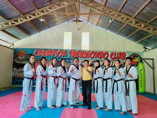 >> Prof DR dr. James Tangkudung didampingi Ferry Ingkiriwang berpose bersama atlet PPLP Cabor Taekwondo Sulut
