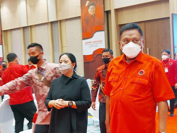 >> Puan Maharani dan Olly Dondokambey saat memasuki ruang pertemuan bersama pengurus PDIP se Sulut.