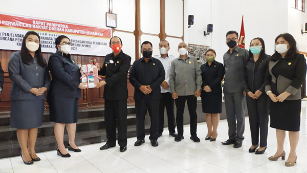 >> Penyerahan dokumen tanggapan Pemkab soal RPJMD.