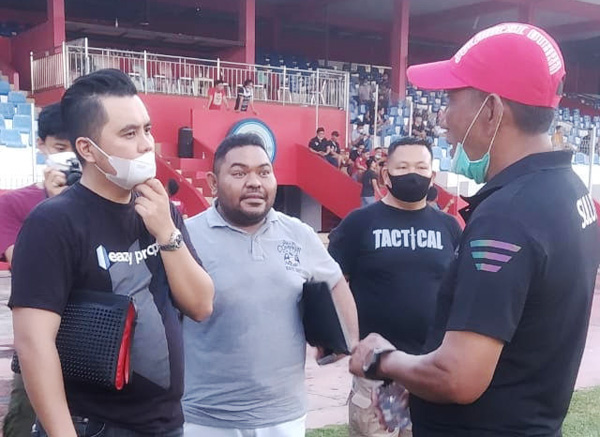 >> Rico Tampenawas berpose bersama Pelatih Tim Sepakbola PON Sulut, Rudi Manumpil.