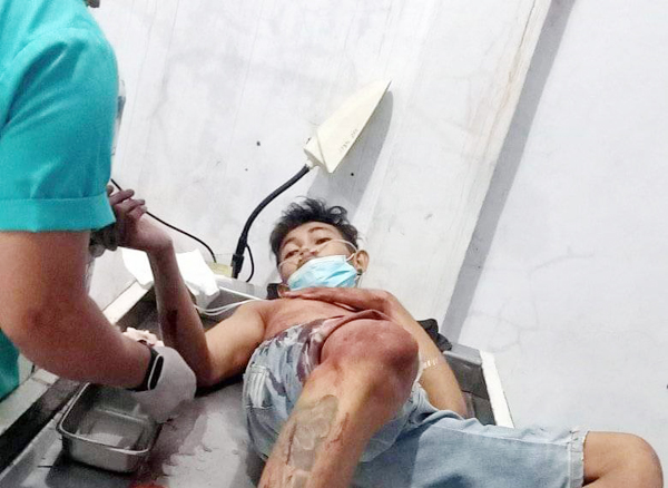 >> Salah satu korban penyerangan mendapat perawatan medis di rumah sakit.(ist)