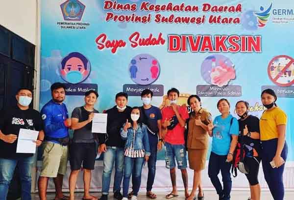 >> Sebagian atlet dan ofisial cabor peserta PON berpose bersama usai vaksinasi tahap pertama.