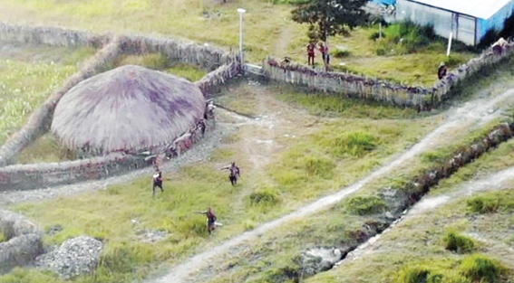 >> Sejumlah KKB berlindung di sekitar honai saat kontak tembak dengan TNI-Polri di Ilaga, Papua.(ist)