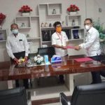>> Sekda Herry Bogar menyerahkan SK Bupati kepada Bob Wuaten selaku Pjs Dirut PDAM Sitaro yang baru.