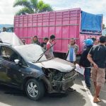 >> Mobil Honda Brio yang terlibat tabrakan dengan truk di ruas Jalan Boulevard Tondano, Sabtu (05/06) pagi.