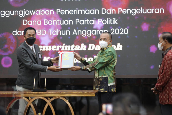 >> Wawali Wenny Lumentut saat menerima LHP Bantuan Keuangan Parpol dari BPK RI.