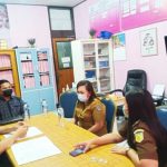 >> Tersangka MS alias Meylinda (kedua dari kanan,red) diserahkan penyidik ke jaksa penuntut umum dan selanjutnya menjalani penahanan.(ist)