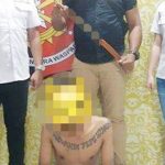 >> Tersangka diamankan bersama barang bukti senjata tajam.
