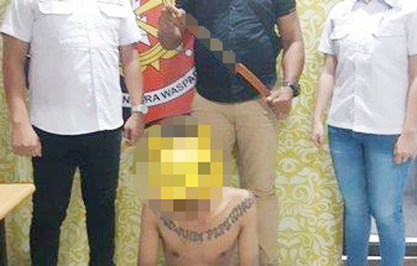 >> Tersangka diamankan bersama barang bukti senjata tajam.