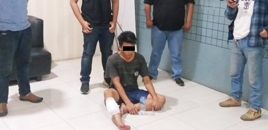 >> Tersangka dilumpuhkan karena mencoba kabur saat pencarian barang bukti.