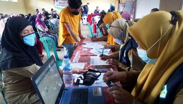 >> Tim Medis Puskesmas Passi Barat, ketika melakukan pemeriksaan kepada warga yang siap divaksin covid.