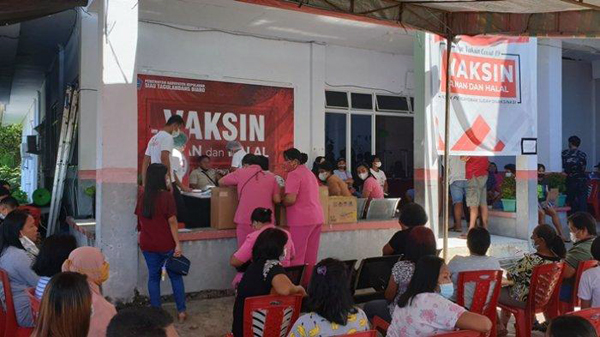 >> Vaksinasi massal HUT Bhayangkara ke-75 tahun yang berlangsung di Puskesmas Ulu Siau.