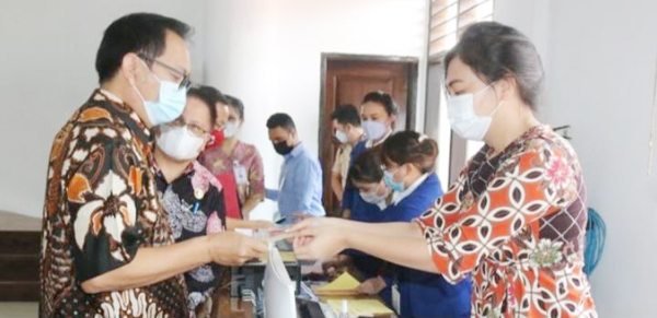 >> Walikota Tomohon saat membayar PBB-P2.