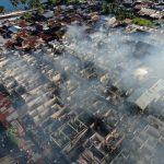 >> Asap mengepul dari kawasan pemukiman di kompleks Pasar Tua yang dilanda kebakaran hebat, pada Rabu (23/06).