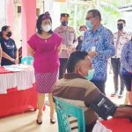 >> Bupati dan rombongan saat meninjau langsung kegiatan vaksinasi massal.