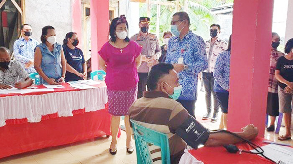 >> Bupati dan rombongan saat meninjau langsung kegiatan vaksinasi massal.