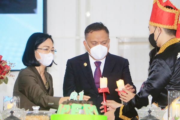 >> Kumaat dan Dondokambey saat perayaan dies natalis Fakultas Pertanian Unsrat.