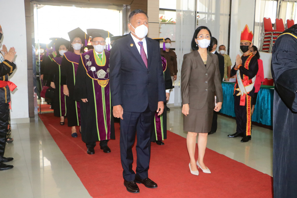 >> Olly saat menghadiri dies natalis Faperta Unsrat.