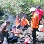 >> Korban ketika hendak dievakuasi usai ditemukan.