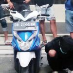 pelaku bersama dengan barang bukti hasilnya curianya saat diamankan Tim Macan Polresta Manado >> Tersangka dan barang bukti motor hasil curian.