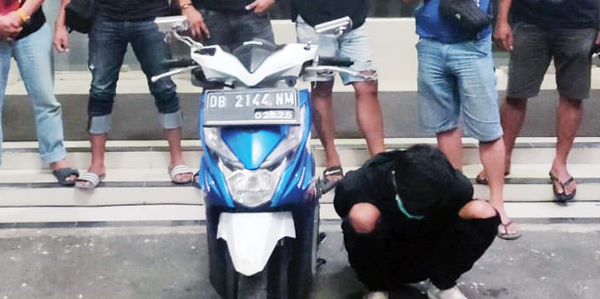 >> Tersangka dan barang bukti motor hasil curian.
