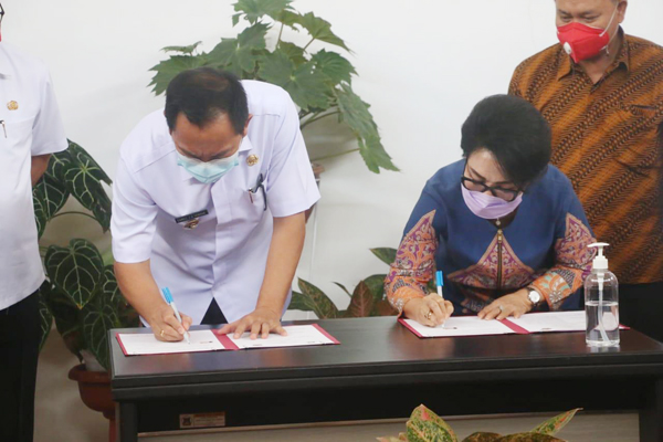 >> Walikota Caroll Senduk teken MoU dengan Rektor UNIMA Deitje Adolfien Katuuk.