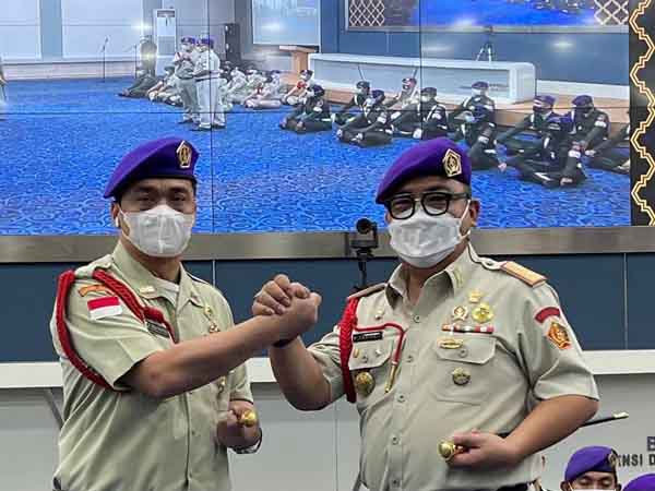 >> Kaloh dan Riza Patria foto bersama usai pelantikan.