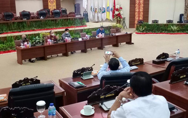 >> KPK saat melaksanakan rapat audiensi dan koordinasi dengan DPRD Sulut.